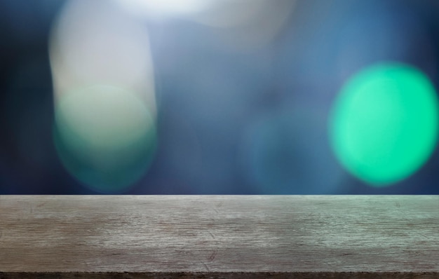 Table En Bois Rustique Avec Fond Bleu Et Vert Lumières Bokeh. Assemblage, Exposition D'affichage De Produits.