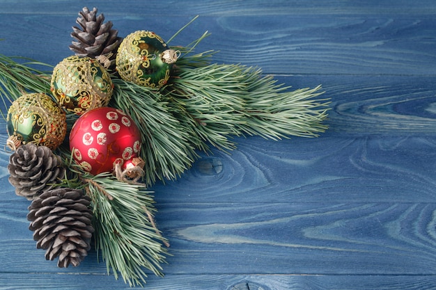 Table en bois rustique de Noël ou du nouvel an avec des décorations de jouets et une branche d'arbre à fourrure, vue de dessus, espace copie