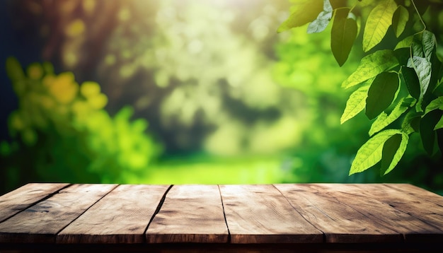 Table en bois rustique vide avec du feuillage vert luxuriant décentré en arrière-plan