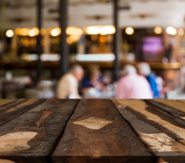 Table en bois avec une scène de restaurant floue