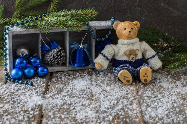 Photo sur la table en bois se trouve un vieil ours (jouet) et un décor d'hiver