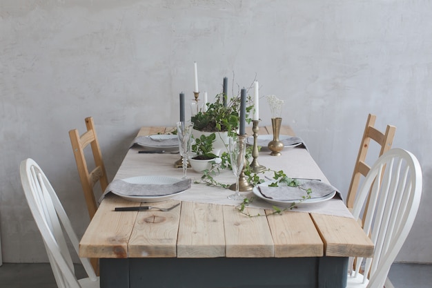 Table en bois servie à décor de fleurs et de lierre