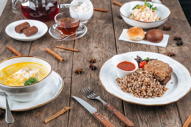 Table en bois servie avec des plats russes pour le déjeuner