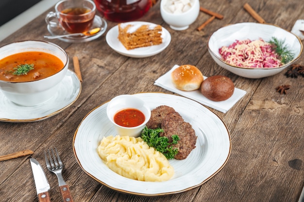 Table en bois servie avec des plats russes pour le déjeuner