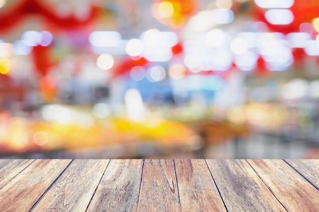 Table en bois avec supermarché abstrait arrière-plan flou