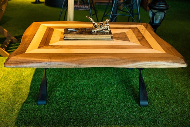 Une table en bois avec un support en métal qui dit "le mot art" dessus