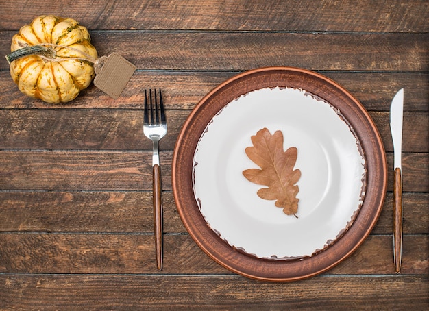 Table en bois surved for Thanksgiving Fall table avec feuilles d'automne et citrouille Vue d'en haut