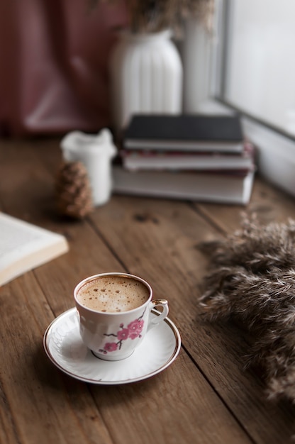 Table en bois avec tasse à café et livre