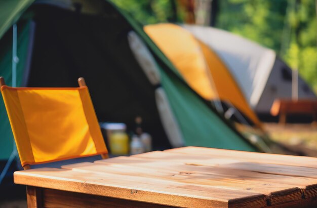 Table en bois sur tente floue tente de camping tente de voyage et terrain d'herbe concept frais et détente