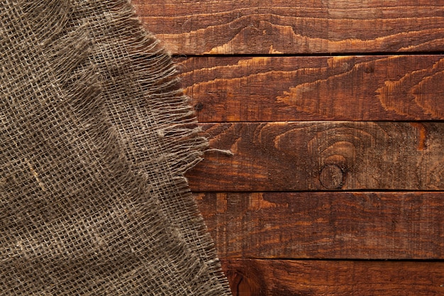 Table en bois avec toile de jute ancienne