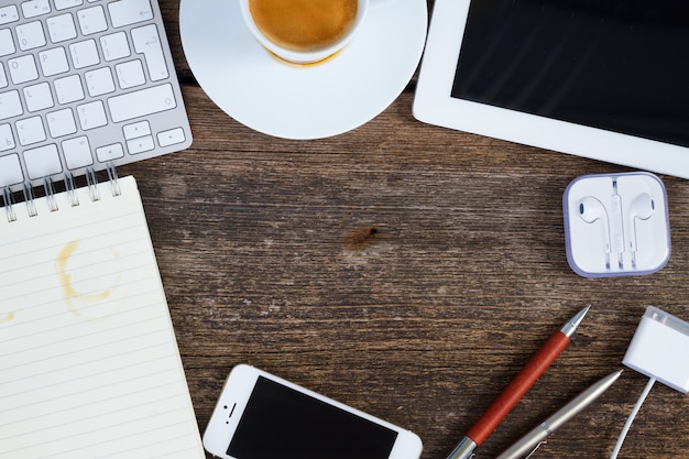 Table en bois de travail avec espace vide et cadre de gadgets, vue de dessus