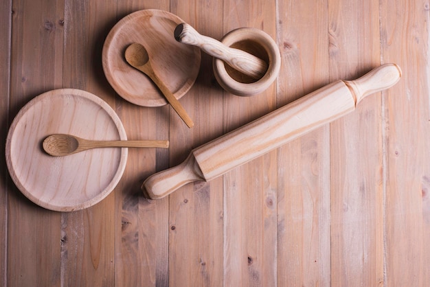 Table en bois avec ustensiles de cuisine