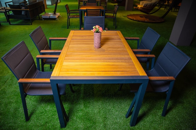 Photo une table en bois avec un vase de fleurs dessus