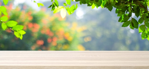 Table en bois vide sur l&#39;arbre flou avec fond de bokeh