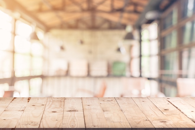 Table en bois vide et arrière-plan flou: client au café flou fond