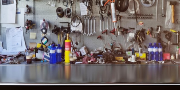 Table en bois vide atelier flou et fond d'outils de garage