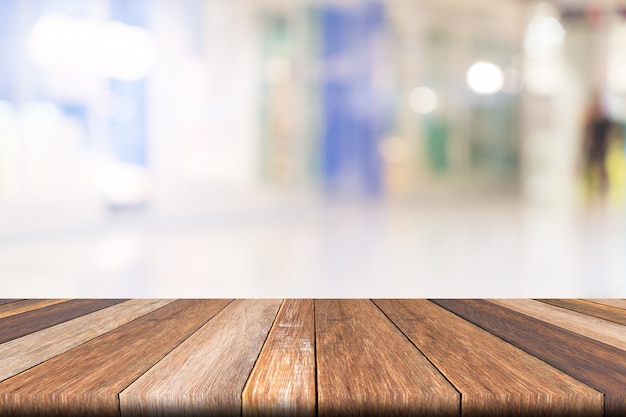 Table en bois vide de brun sur le flou fond coloré avant