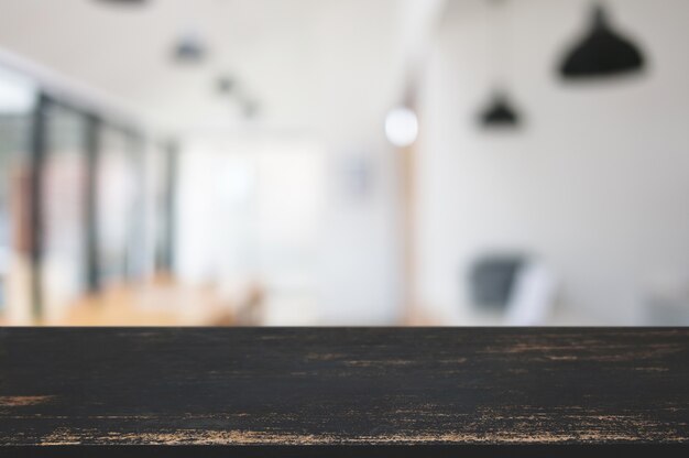 table en bois vide avec café flou, fond d&#39;écran de montage de produit.