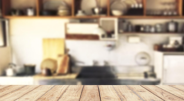 Table en bois vide avec cuisine vintage floue sur fond