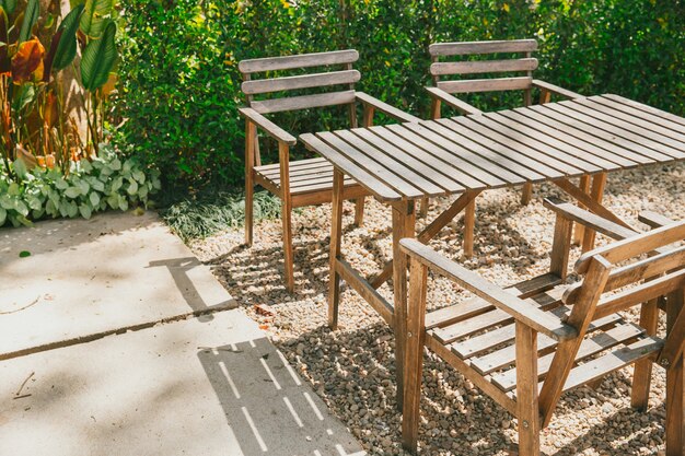 table en bois vide dans le jardin