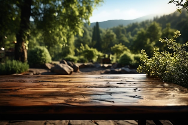 Table en bois vide dans le parc pour présenter des produits au milieu de la nature