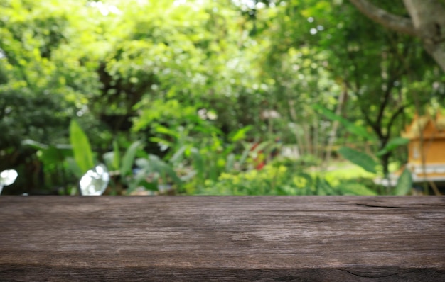 Table en bois vide et décoloration de l'arrière-plan du jardin à l'extérieur Espace de table en bois vide pour la promotion du marketing par texte Espace de copie en bois vide