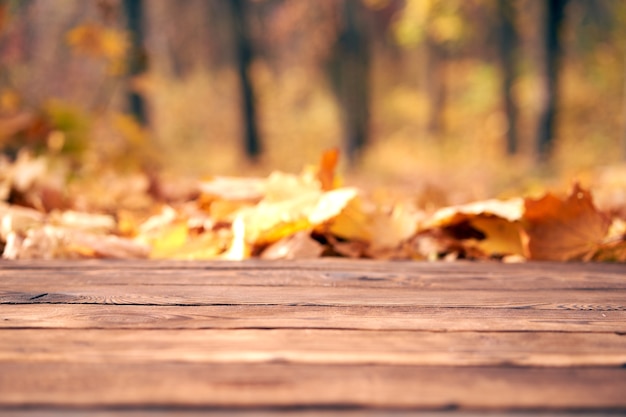 Table en bois vide avec des feuilles d'érable d'automne