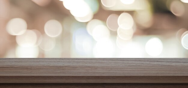 Table en bois vide avec fond de bokeh.