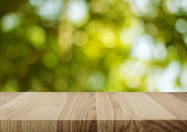 Table en bois vide avec fond clair abstrait bokeh pour le montage de votre produit