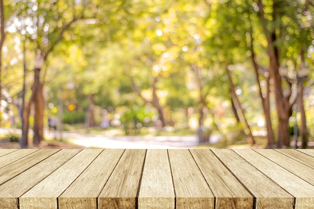 Table en bois vide sur fond extérieur du parc nature flou