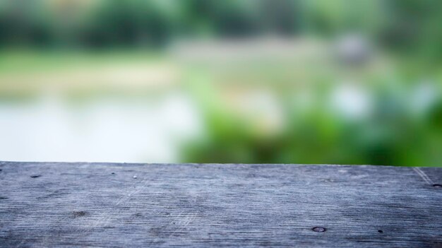 table en bois vide sur un fond flou