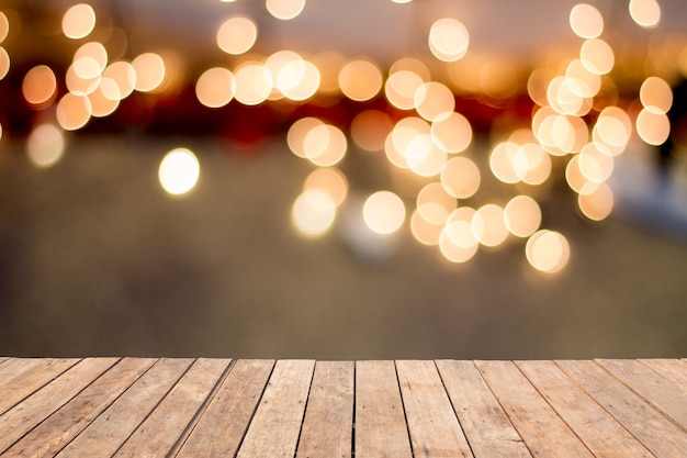 Table en bois vide de fond marron bokeh floue