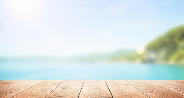 Table en bois vide sur fond de mer