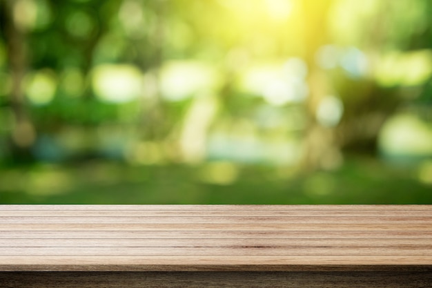 Table en bois vide avec fond de nature