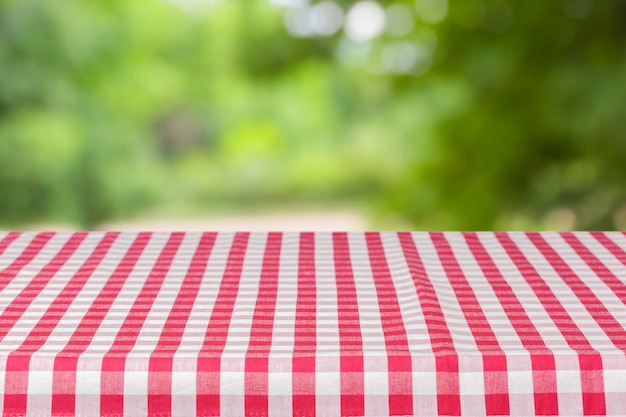 Table en bois vide avec fond naturel