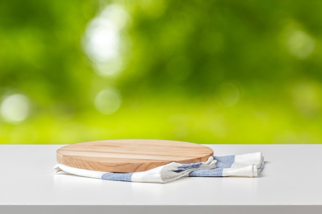 Table en bois vide avec fond naturel