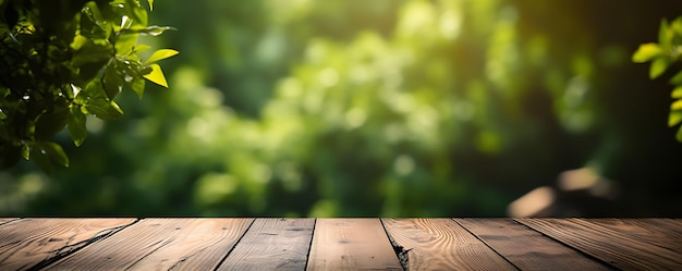 Table en bois vide avec un fond vert