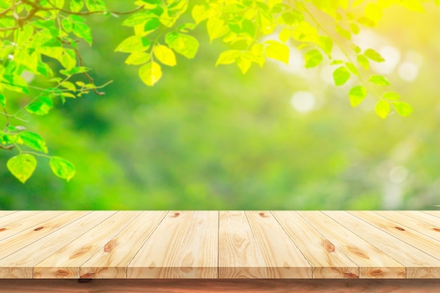 Table en bois vide avec un fond vert