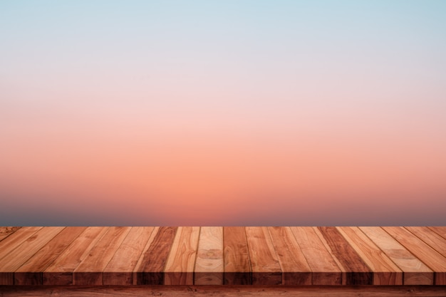 Table en bois vide avec lever de soleil dégradé abstraite dans le fond naturel du ciel.