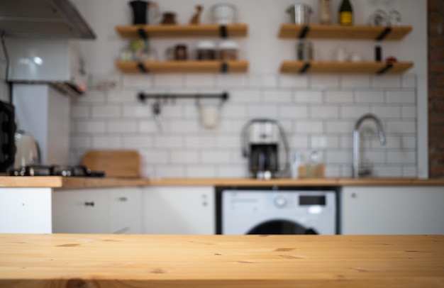 Table en bois vide et maquette de cuisine floue pour l'affichage du produit