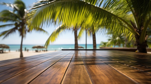 Table en bois vide avec une mer d'été et des palmiers