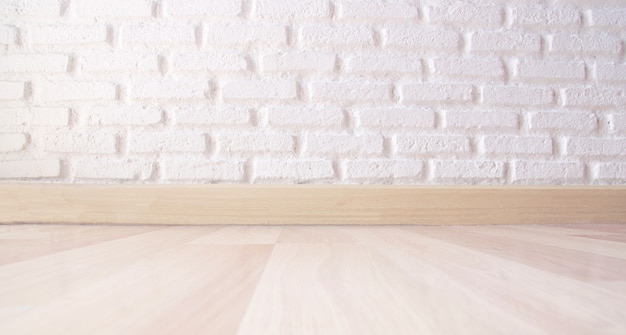 Table en bois vide sur le mur de ciment grunge