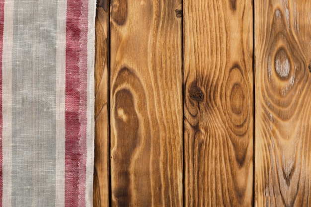 avec une table en bois vide avec nappe