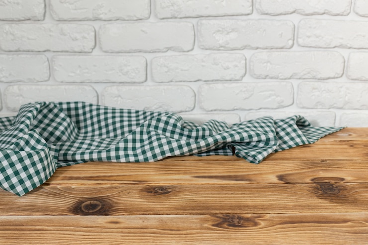 Photo avec une table en bois vide avec nappe