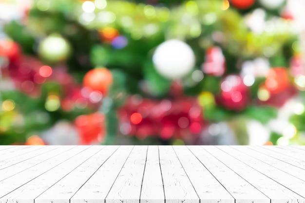 Table en bois vide de perspective et arbre de Noël flou fond de décoration, pour le produit