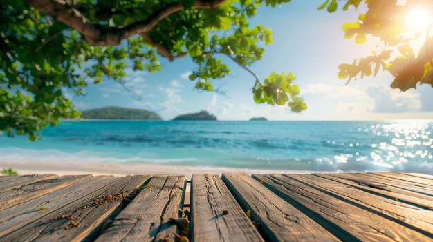 Une table en bois vide sur une plage tropicale