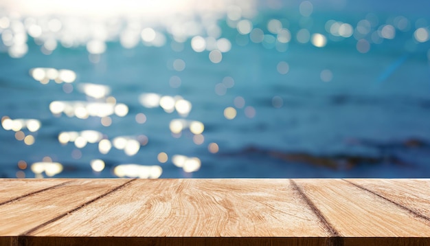 Photo table en bois vide pour l'affichage du produit et espace de copie de fond de mer étincelante floue