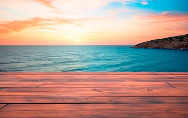 Table en bois vide pour l'affichage des produits et la publicité des produits avec fond d'océan coucher de soleil flou