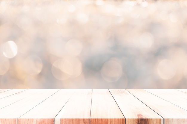 Table en bois vide pour le produit actuel.