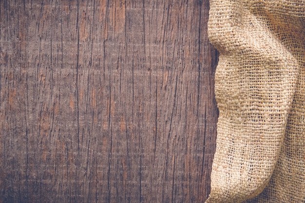 Table en bois avec vieux texture de nappe de toile de jute d&#39;un sac